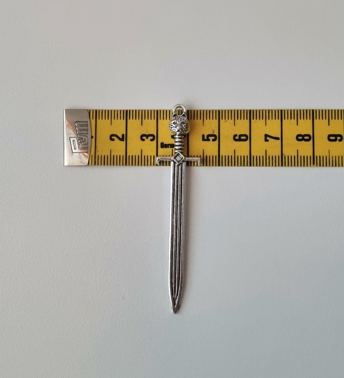 Svärd minisvärd miniatyr till dockskåp dockhus tittskåp