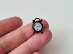 1 st svart väckarklocka. Miniatyr till dockskåp, tittskåp