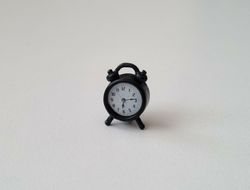1 st svart väckarklocka. Miniatyr till dockskåp, tittskåp
