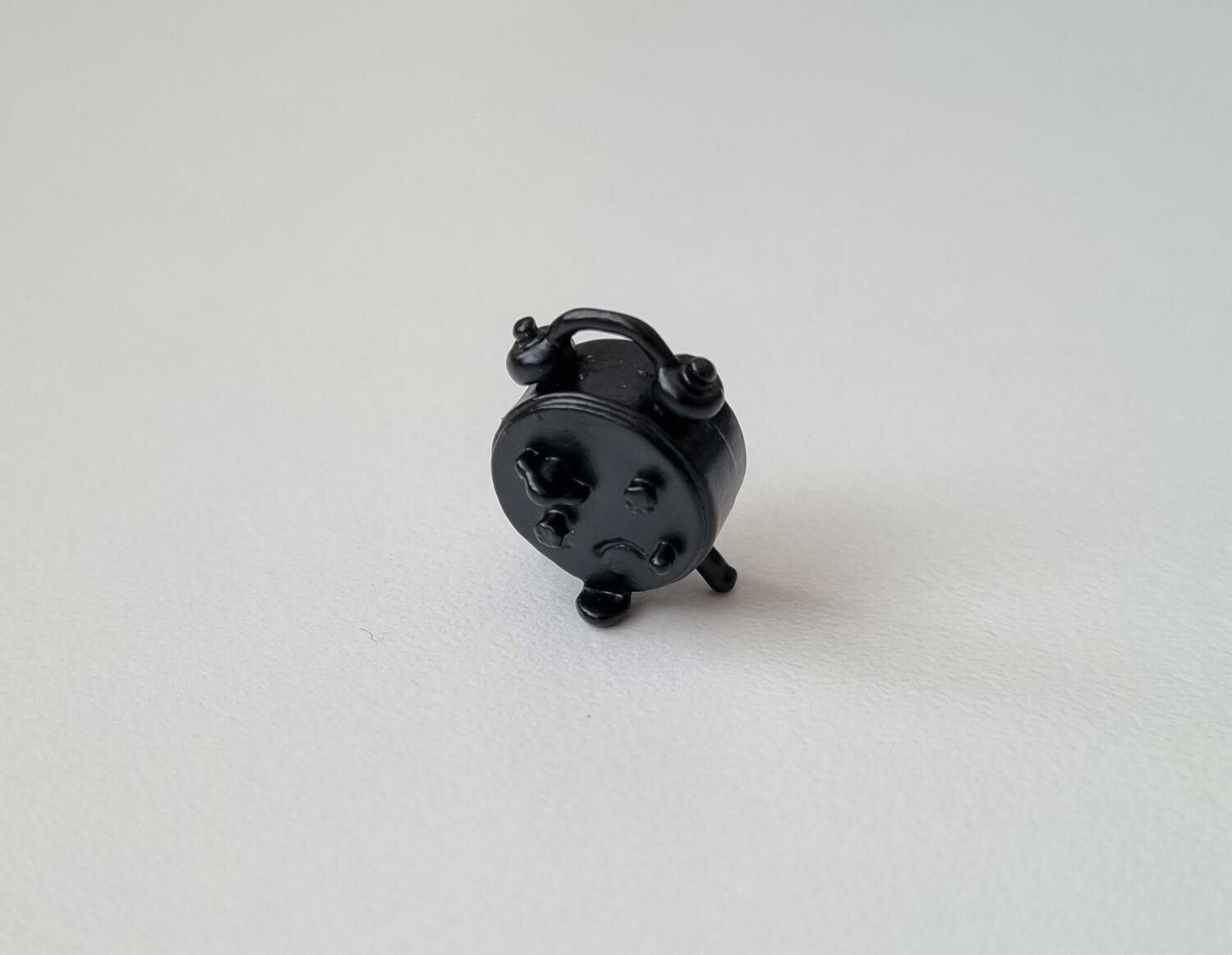 1 st svart väckarklocka. Miniatyr till dockskåp, tittskåp