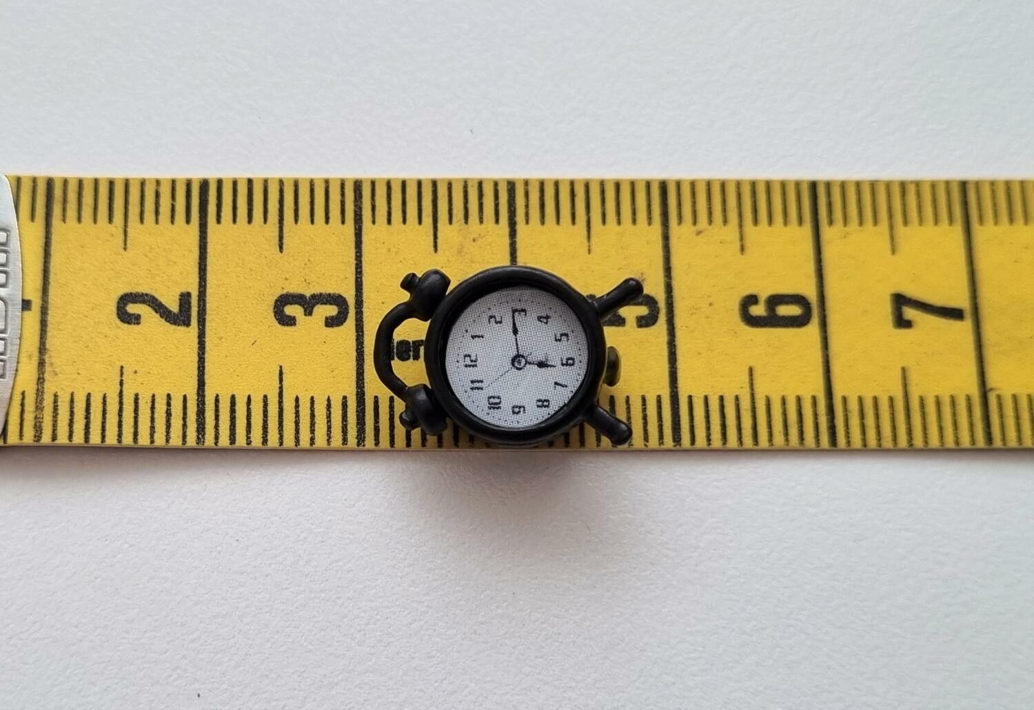 1 st svart väckarklocka. Miniatyr till dockskåp, tittskåp