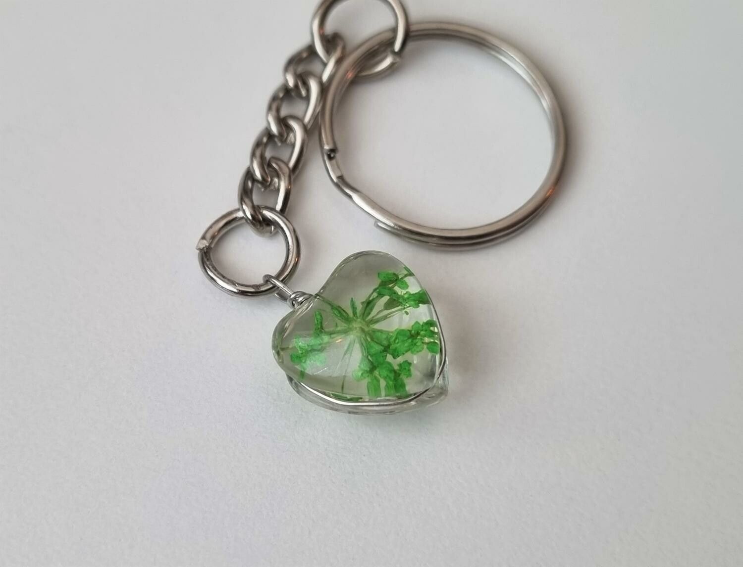 Nyckelring, hjärtformad glaskula / glasboll med torkad blomma (grön)