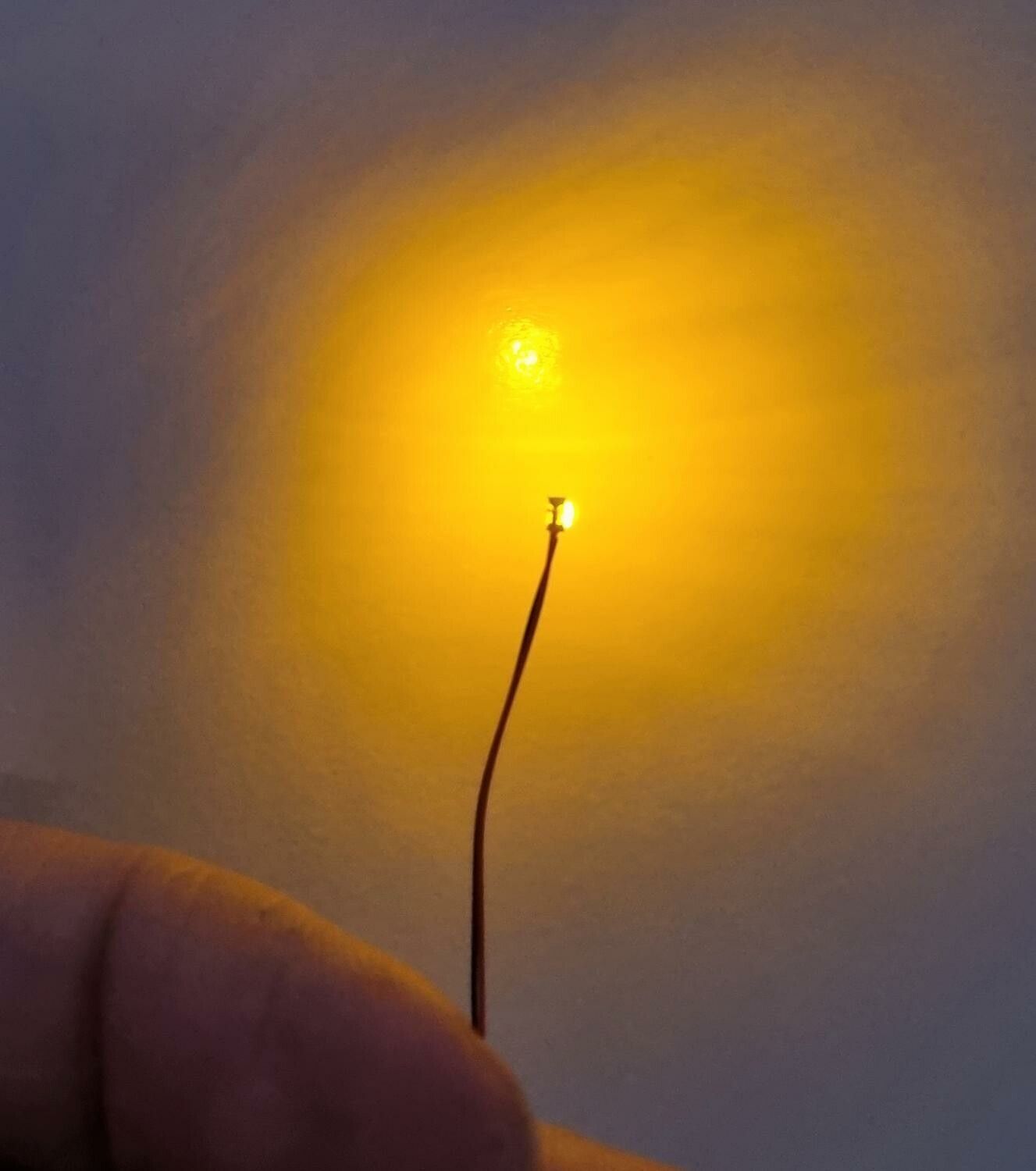 Tråd med LED-ljus (gul) För dockhus, tittskåp, tågräls