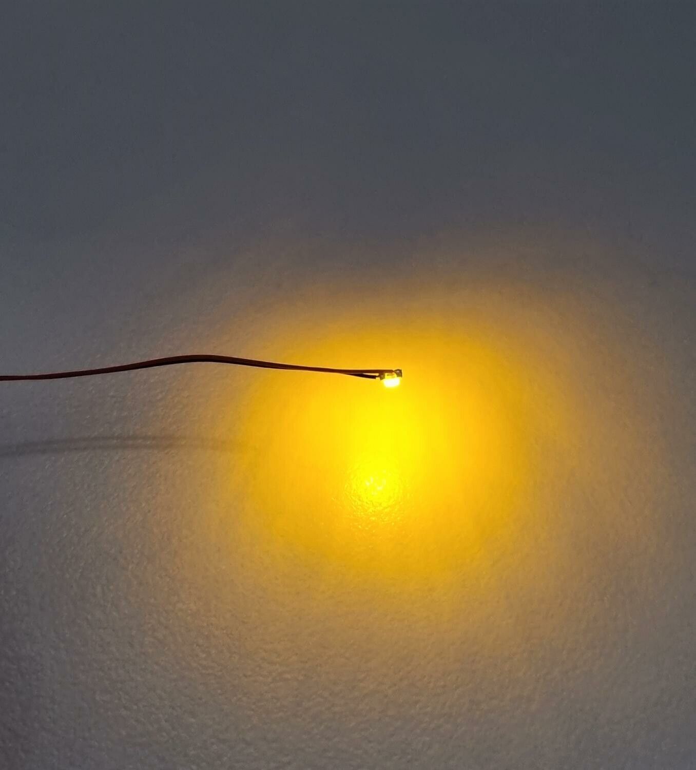 Tråd med LED-ljus (gul) För dockhus, tittskåp, tågräls
