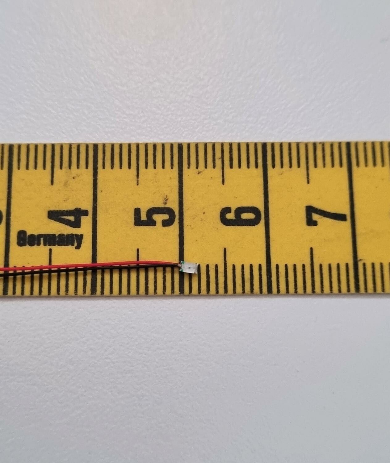 Tråd med LED-ljus (gul) För dockhus, tittskåp, tågräls