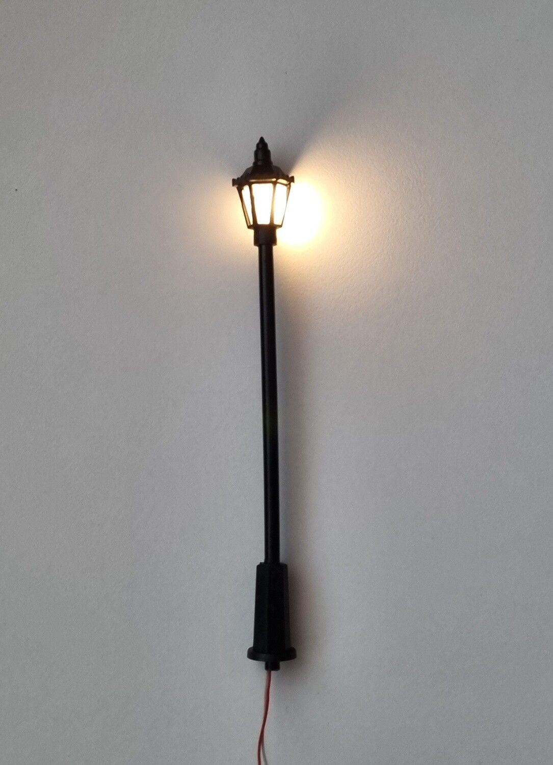 Lampa, gatulampa, miniatyrlampa (LED) För dockhus, tittskåp, tågräls mm