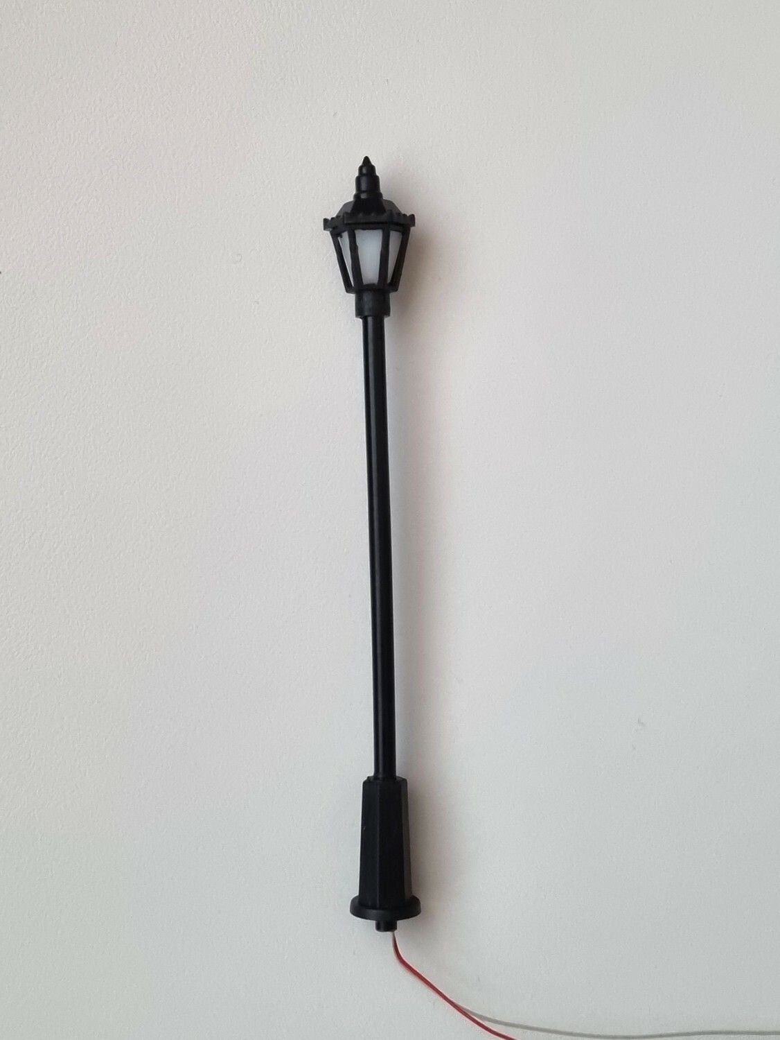 Lampa, gatulampa, miniatyrlampa (LED) För dockhus, tittskåp, tågräls mm