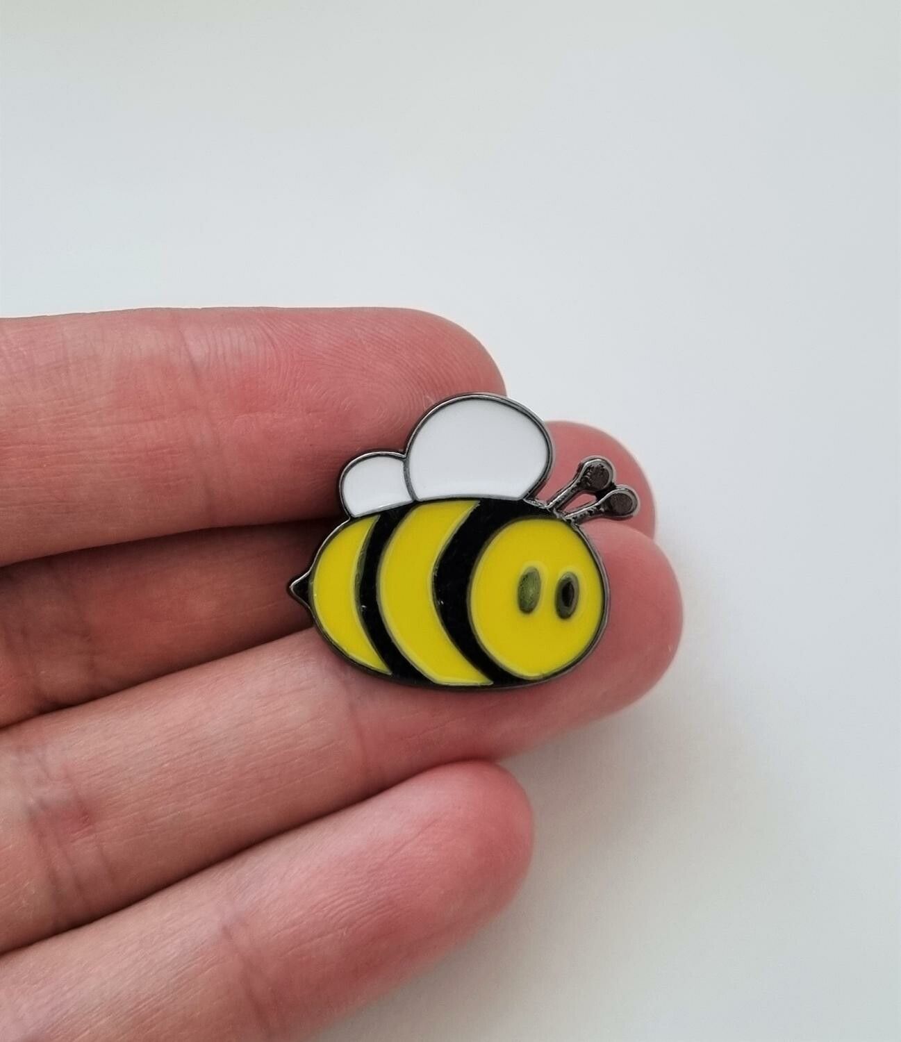 Pins, Gulligt litet bi