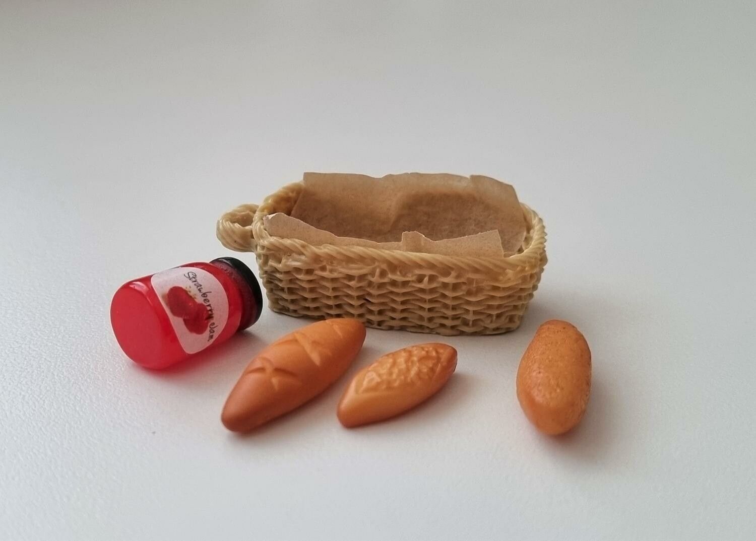 1 st picknickkorg med sylt och bröd (5 delar) Miniatyrer till dockskåp, tittskåp