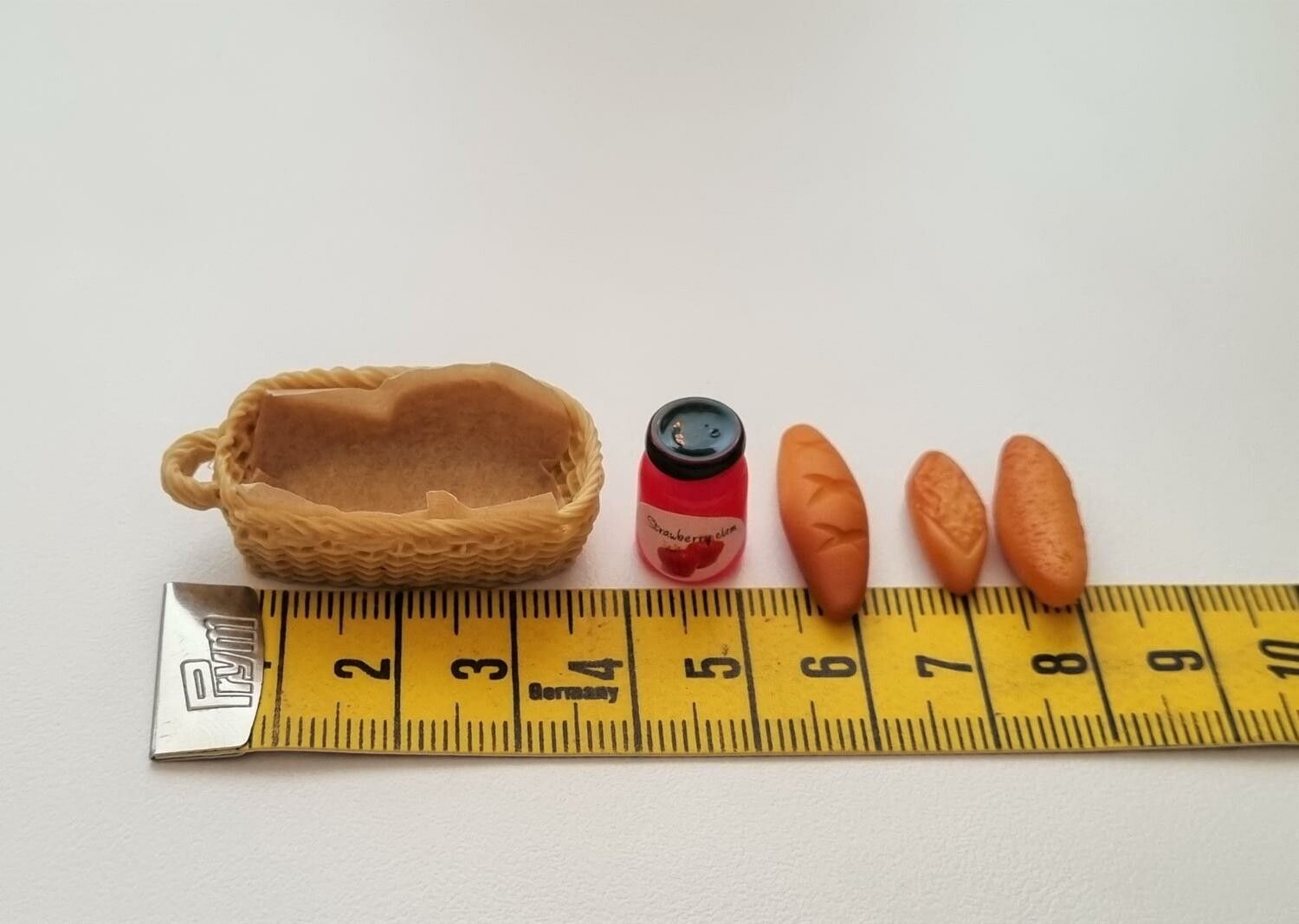 1 st picknickkorg med sylt och bröd (5 delar) Miniatyrer till dockskåp, tittskåp