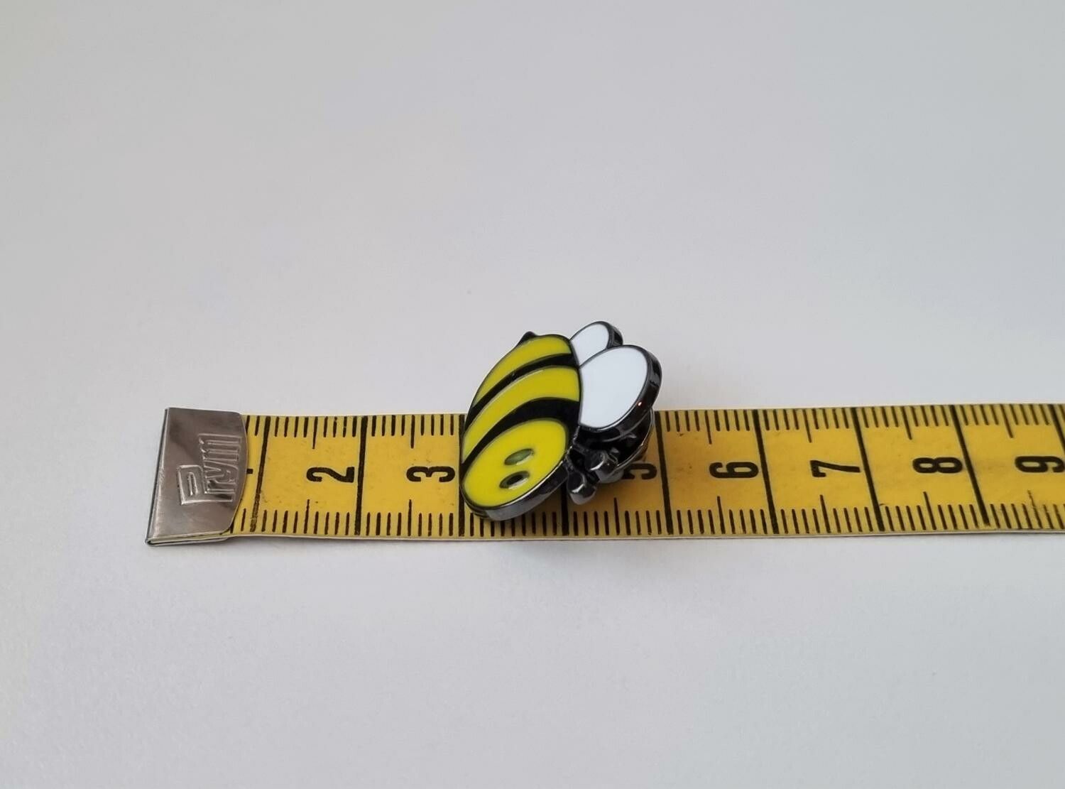 Pins, Gulligt litet bi