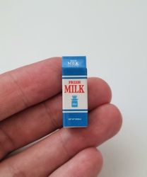 1 st mjölk. Miniatyr till dockskåp, tittskåp