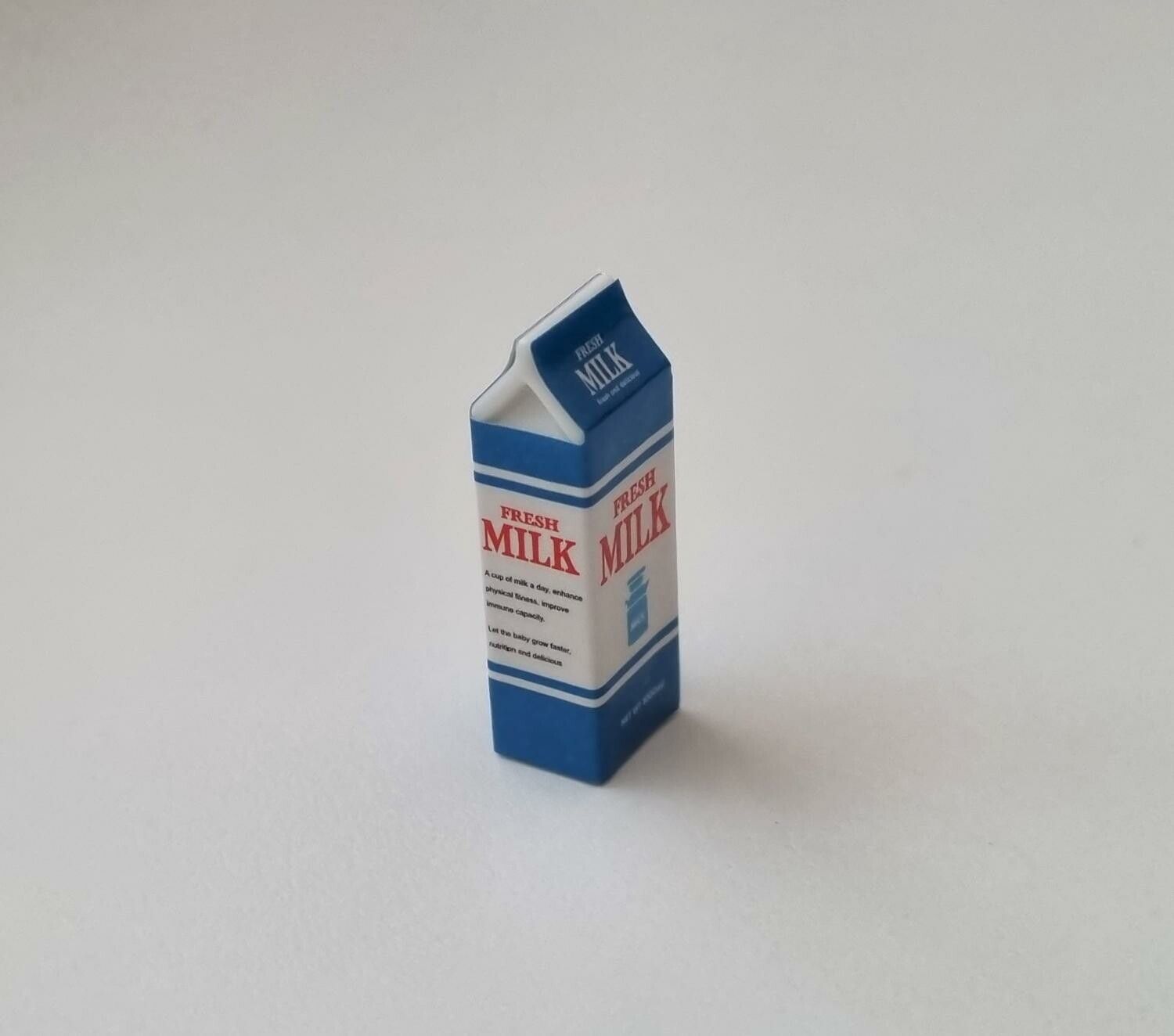1 st mjölk. Miniatyr till dockskåp, tittskåp