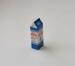 1 st mjölk. Miniatyr till dockskåp, tittskåp