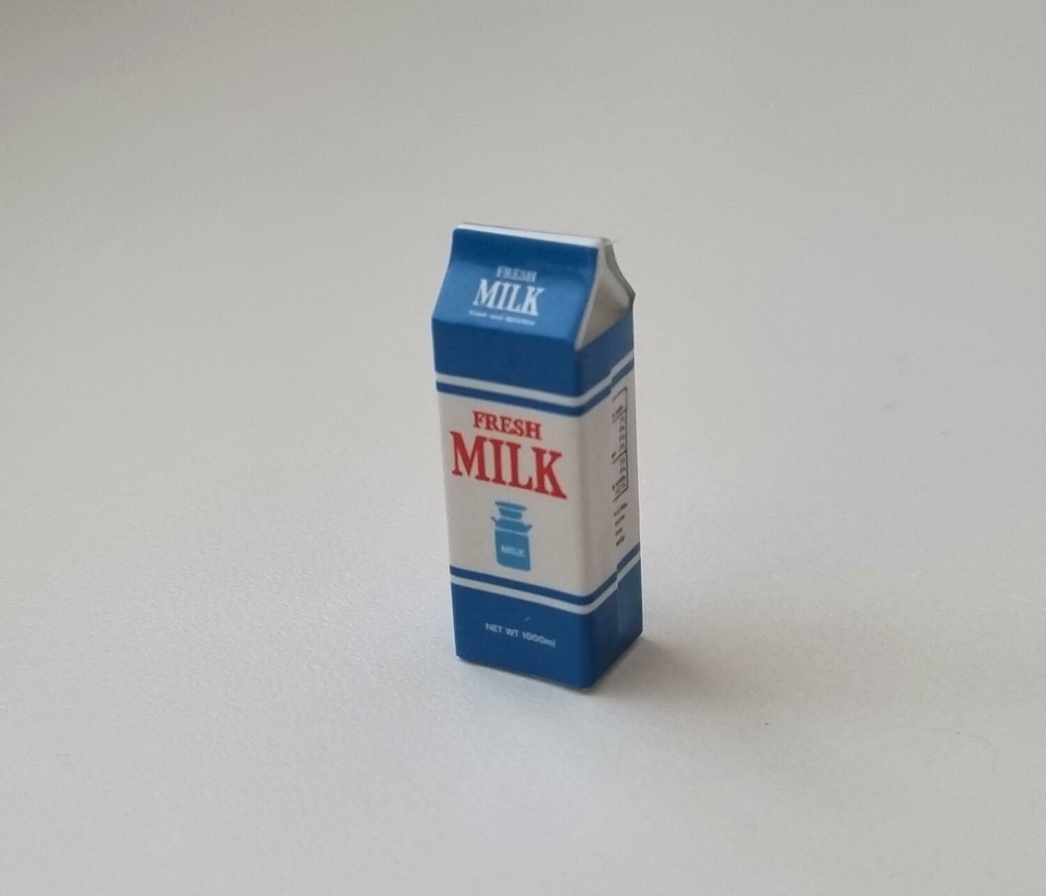 1 st mjölk. Miniatyr till dockskåp, tittskåp