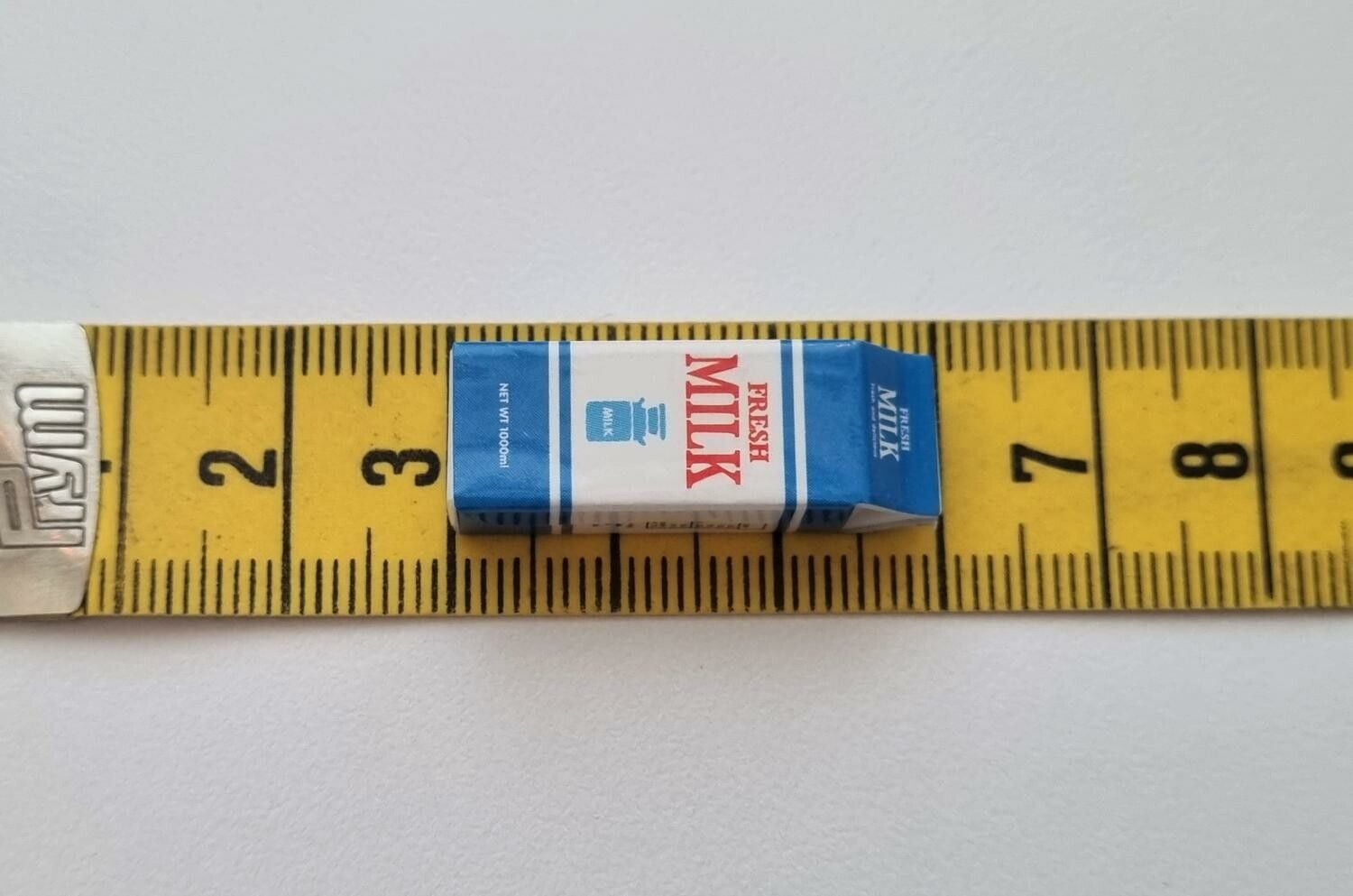 1 st mjölk. Miniatyr till dockskåp, tittskåp