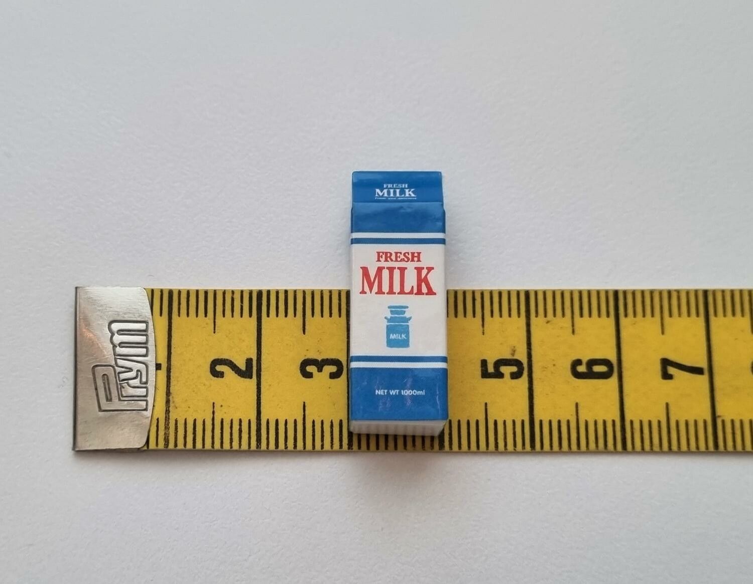 1 st mjölk. Miniatyr till dockskåp, tittskåp