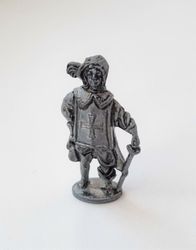 Detaljerad liten figur i tenn / musketör i tenn / miniatyr