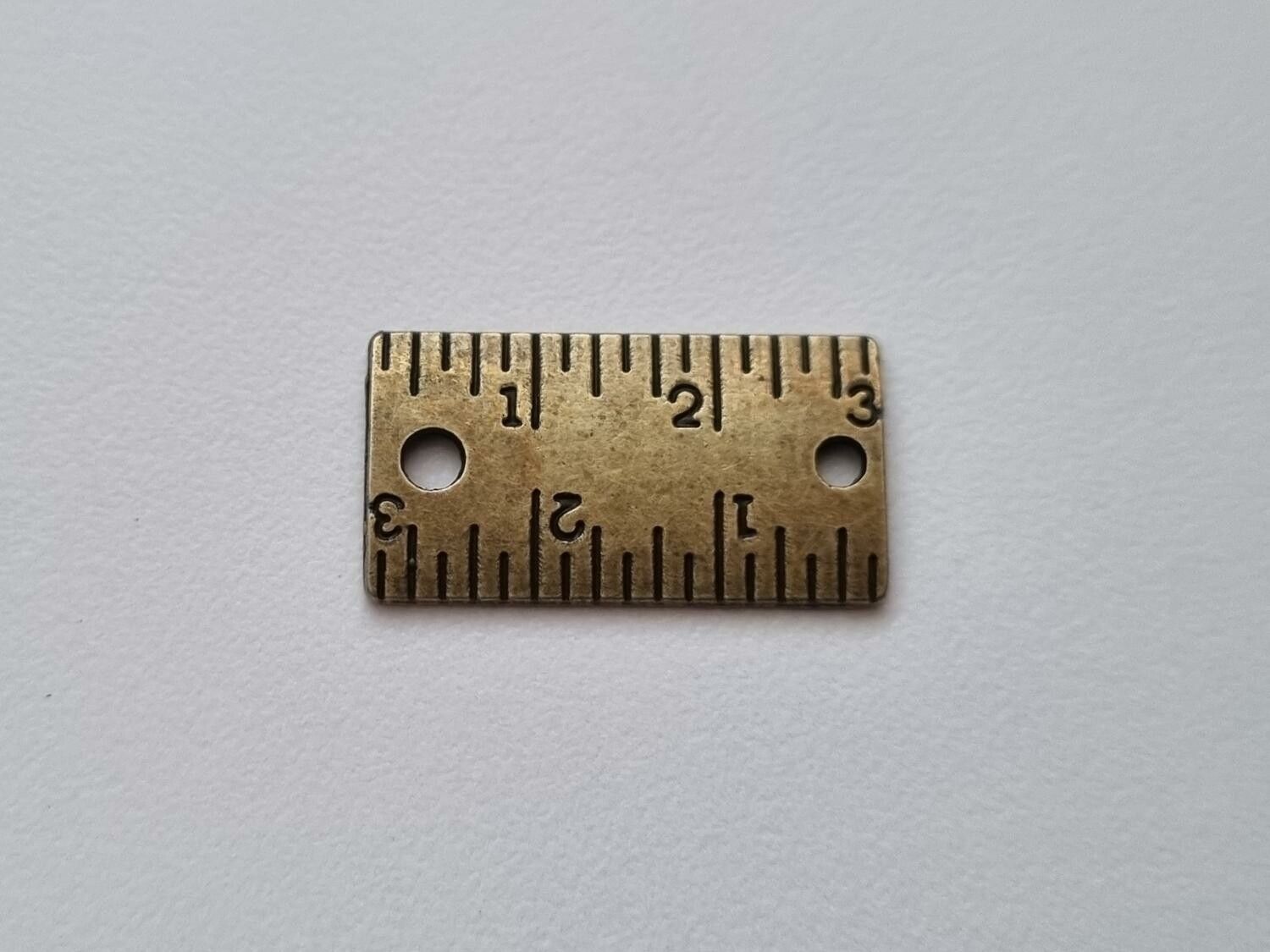 1 st bronsfärgad linjal / minilinjal. Berlock / charm / miniatyr
