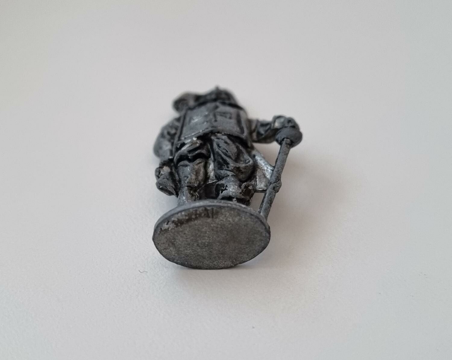 Detaljerad liten figur i tenn / musketör i tenn / miniatyr