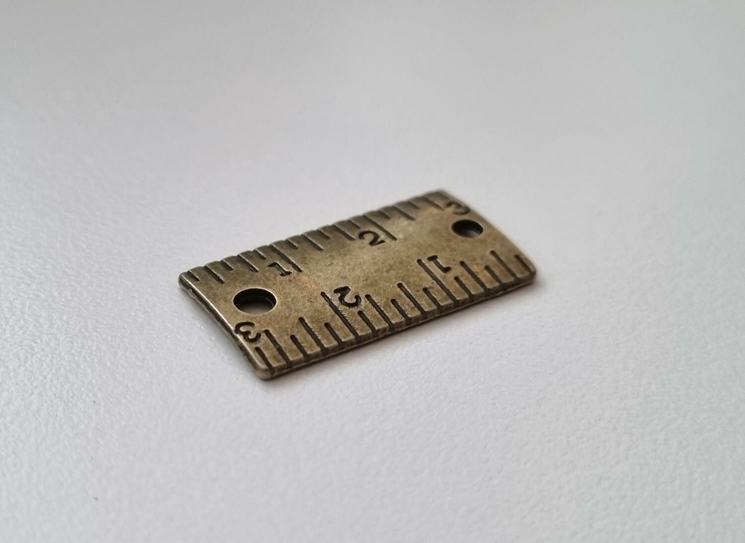 1 st bronsfärgad linjal / minilinjal. Berlock / charm / miniatyr