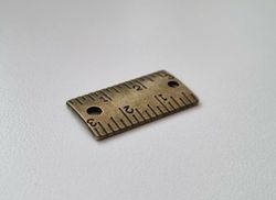1 st bronsfärgad linjal / minilinjal. Berlock / charm / miniatyr