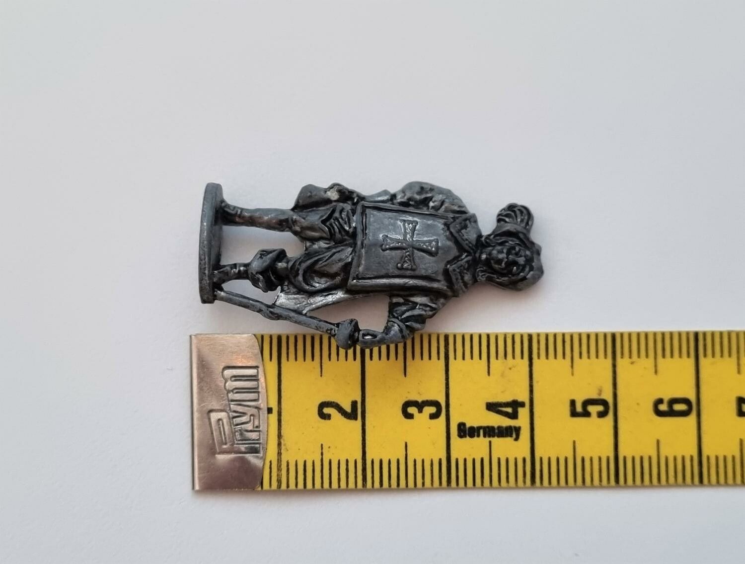 Detaljerad liten figur i tenn / musketör i tenn / miniatyr
