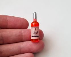 1 st miniatyr, vinflaska till dockskåp, tittskåp (röd)