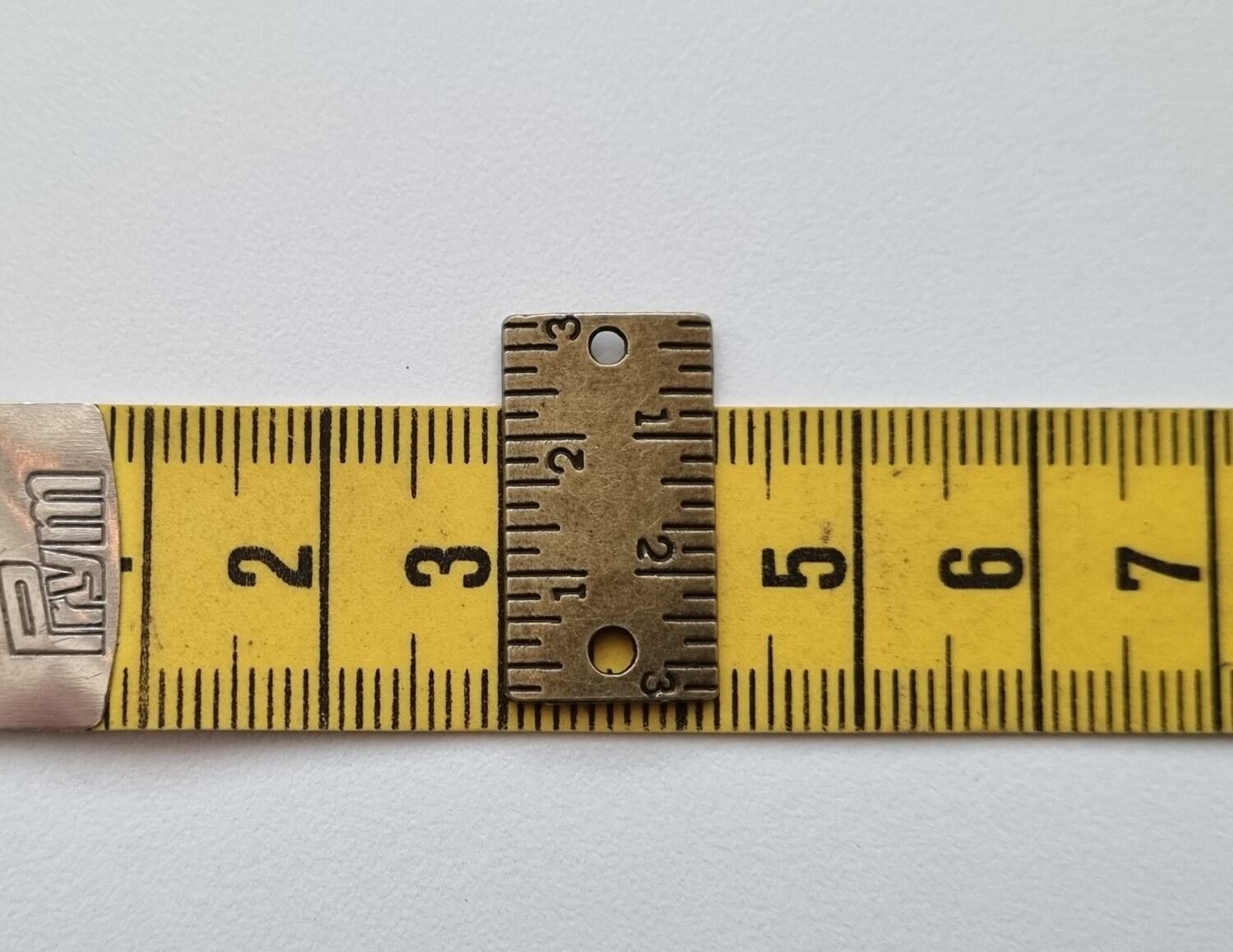 1 st bronsfärgad linjal / minilinjal. Berlock / charm / miniatyr