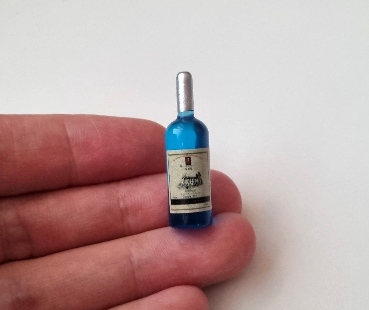 1 st miniatyr, vinflaska till dockskåp, tittskåp (blå)