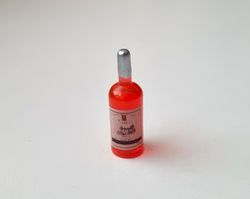 1 st miniatyr, vinflaska till dockskåp, tittskåp (röd)