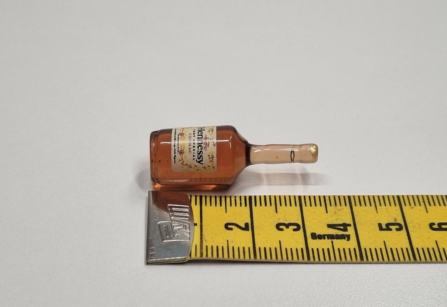 1 st miniatyr, flaska, miniflaska till dockskåp, tittskåp