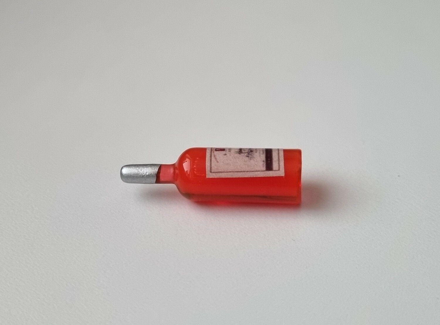 1 st miniatyr, vinflaska till dockskåp, tittskåp (röd)