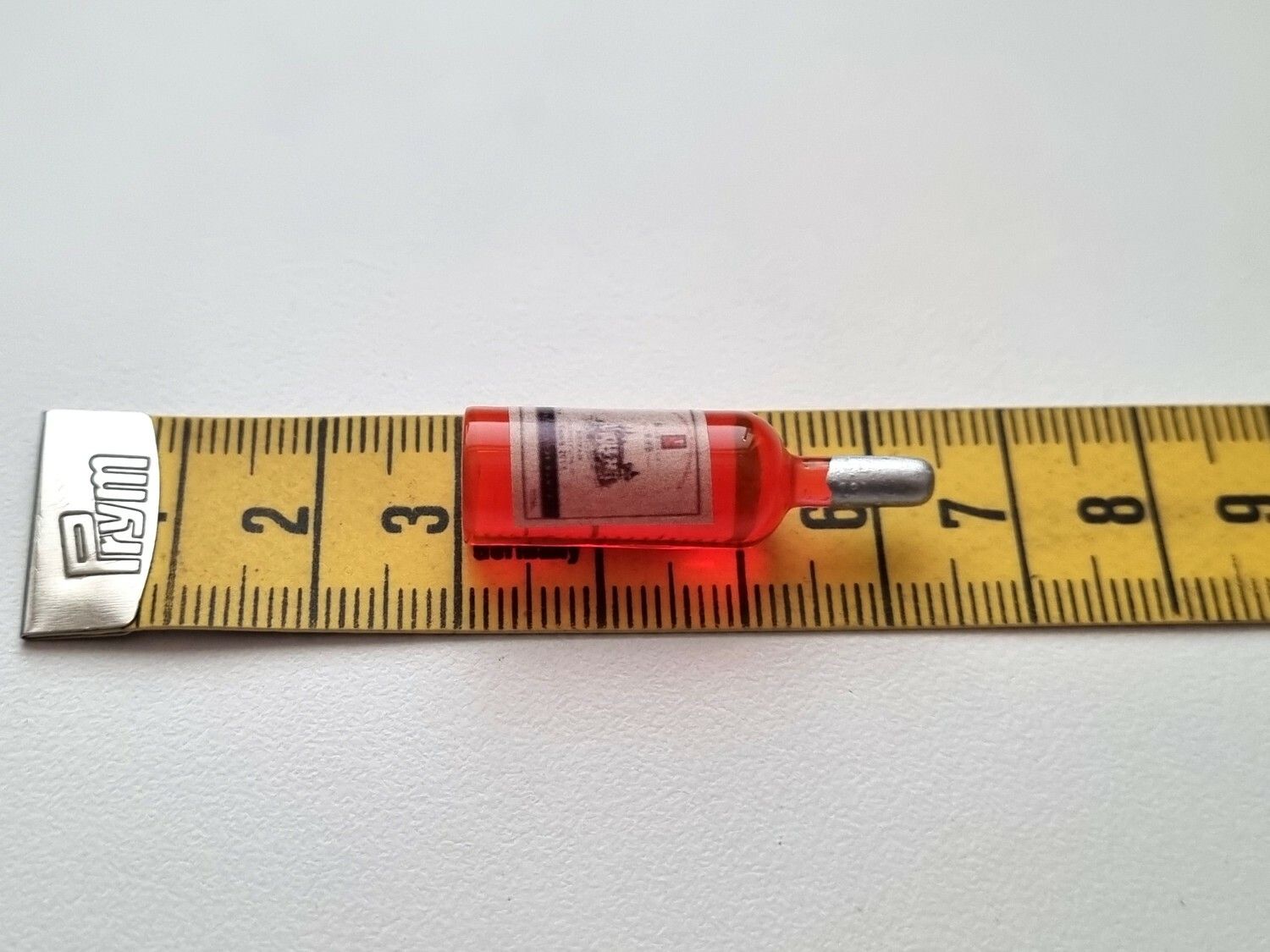 1 st miniatyr, vinflaska till dockskåp, tittskåp (röd)