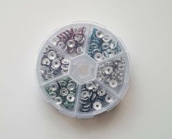 Låda med 170 st strassrondeller, spacer beads