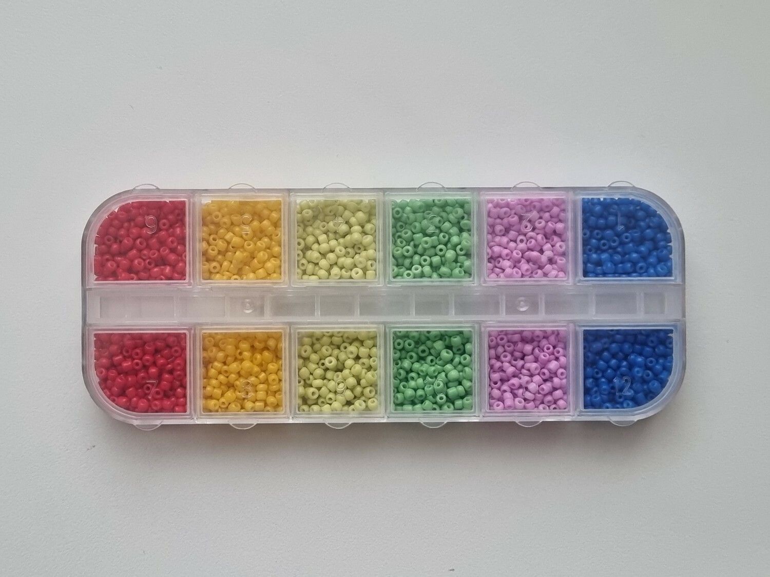 Låda med små pärlor, fröpärlor, glaspärlor (2 mm) Låda 3