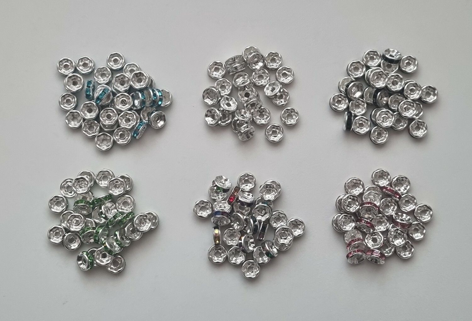 Låda med 170 st strassrondeller, spacer beads