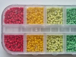Låda med små pärlor, fröpärlor, glaspärlor (2 mm) Låda 3