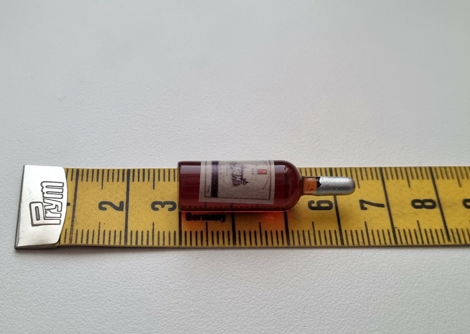 1 st miniatyr, vinflaska till dockskåp, tittskåp (brun)