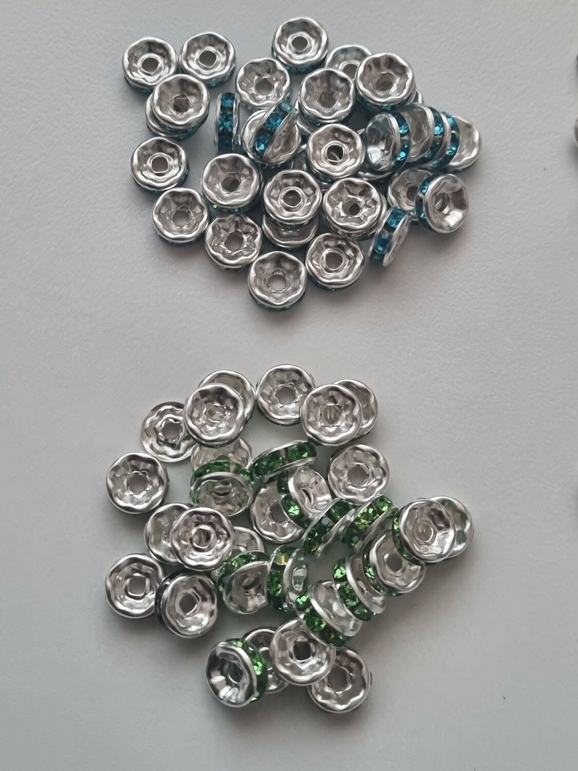 Låda med 170 st strassrondeller, spacer beads