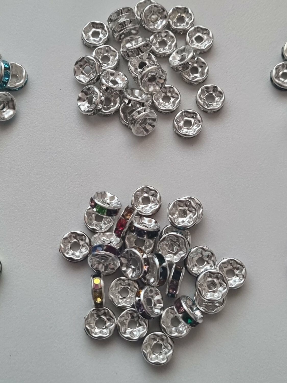 Låda med 170 st strassrondeller, spacer beads