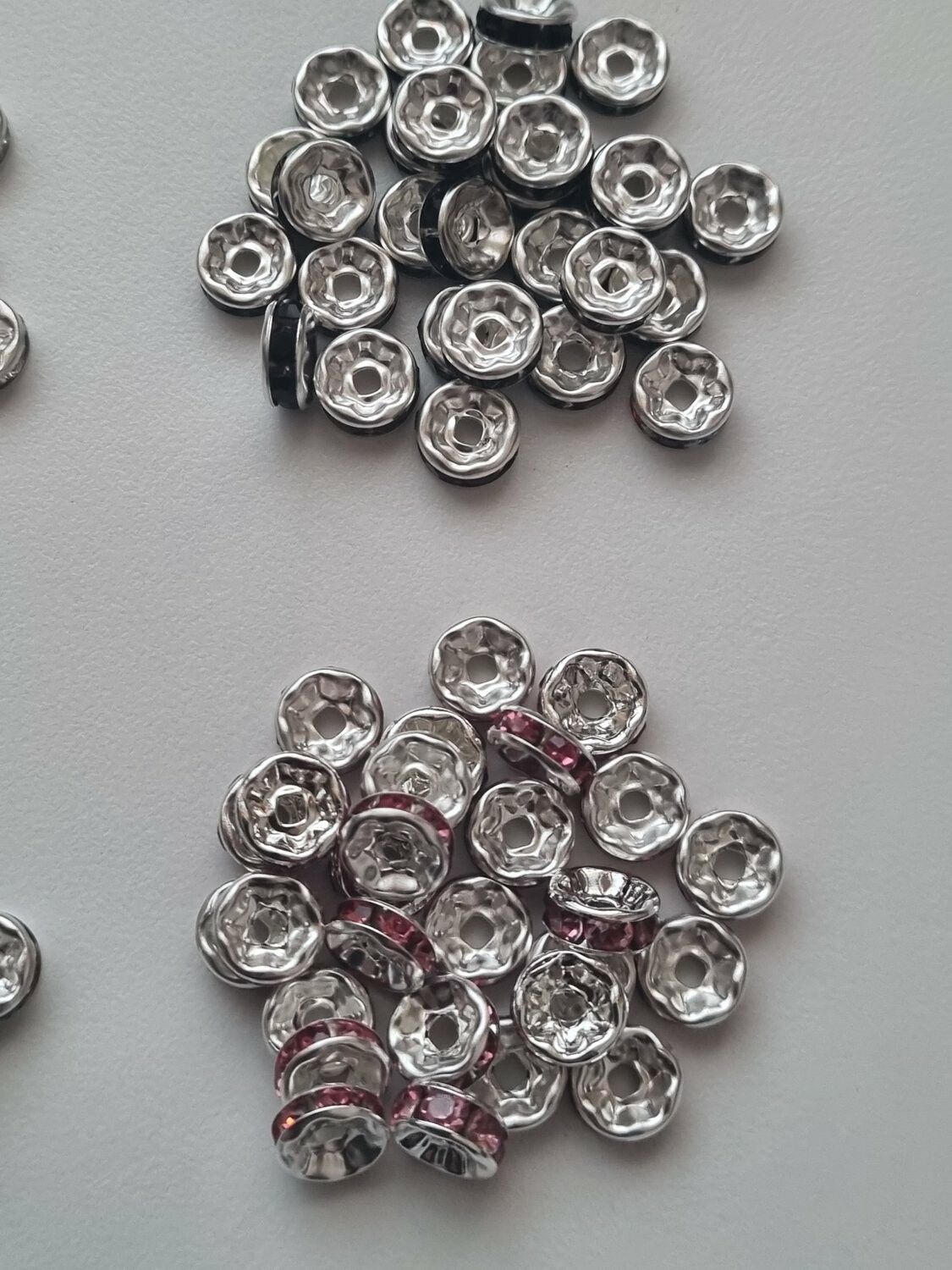 Låda med 170 st strassrondeller, spacer beads