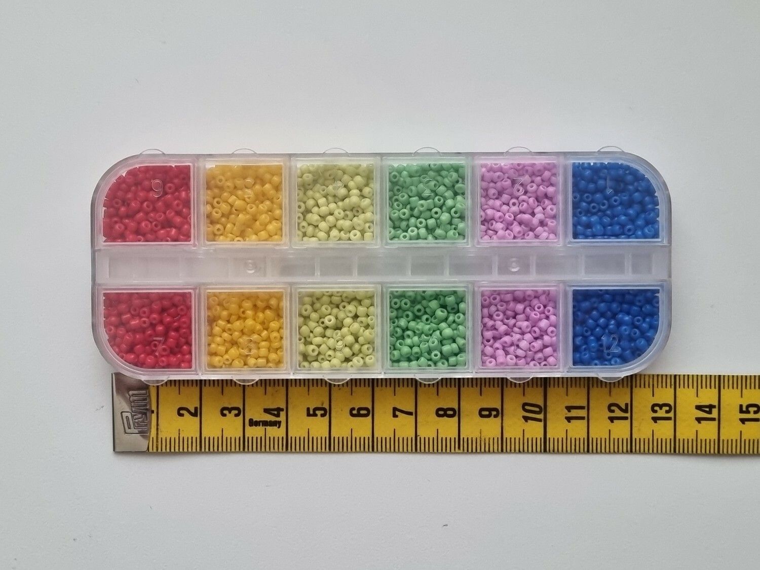 Låda med små pärlor, fröpärlor, glaspärlor (2 mm) Låda 3