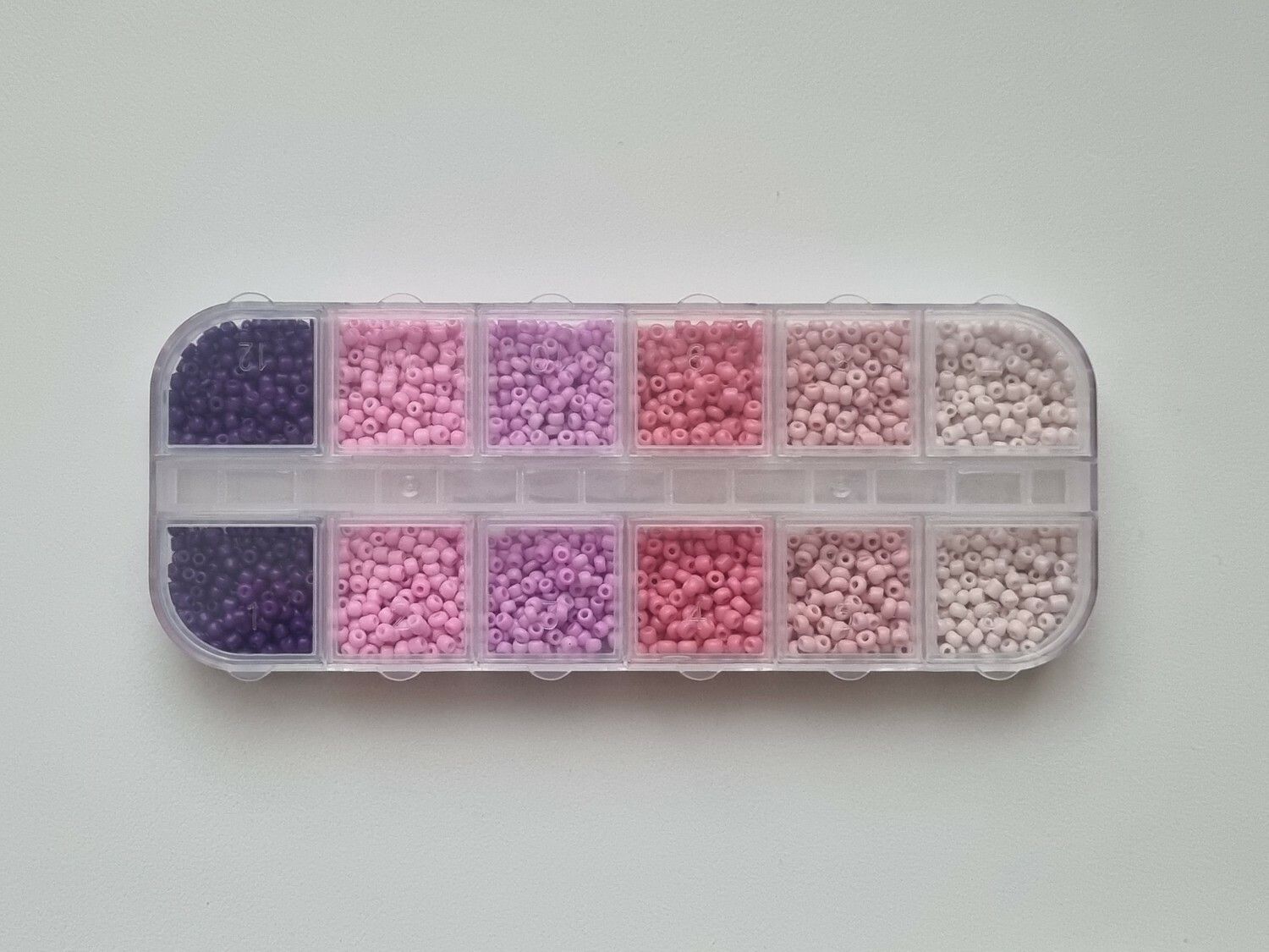 Låda med små pärlor, fröpärlor, glaspärlor (2 mm) Låda 1