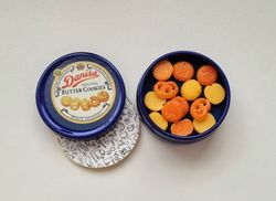 Miniatyrburk, miniburk fylld med små kakor. För dockskåp / tittskåp