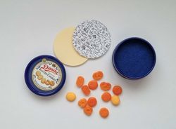 Miniatyrburk, miniburk fylld med små kakor. För dockskåp / tittskåp