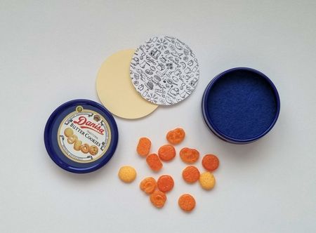 Miniatyrburk, miniburk fylld med små kakor. För dockskåp / tittskåp