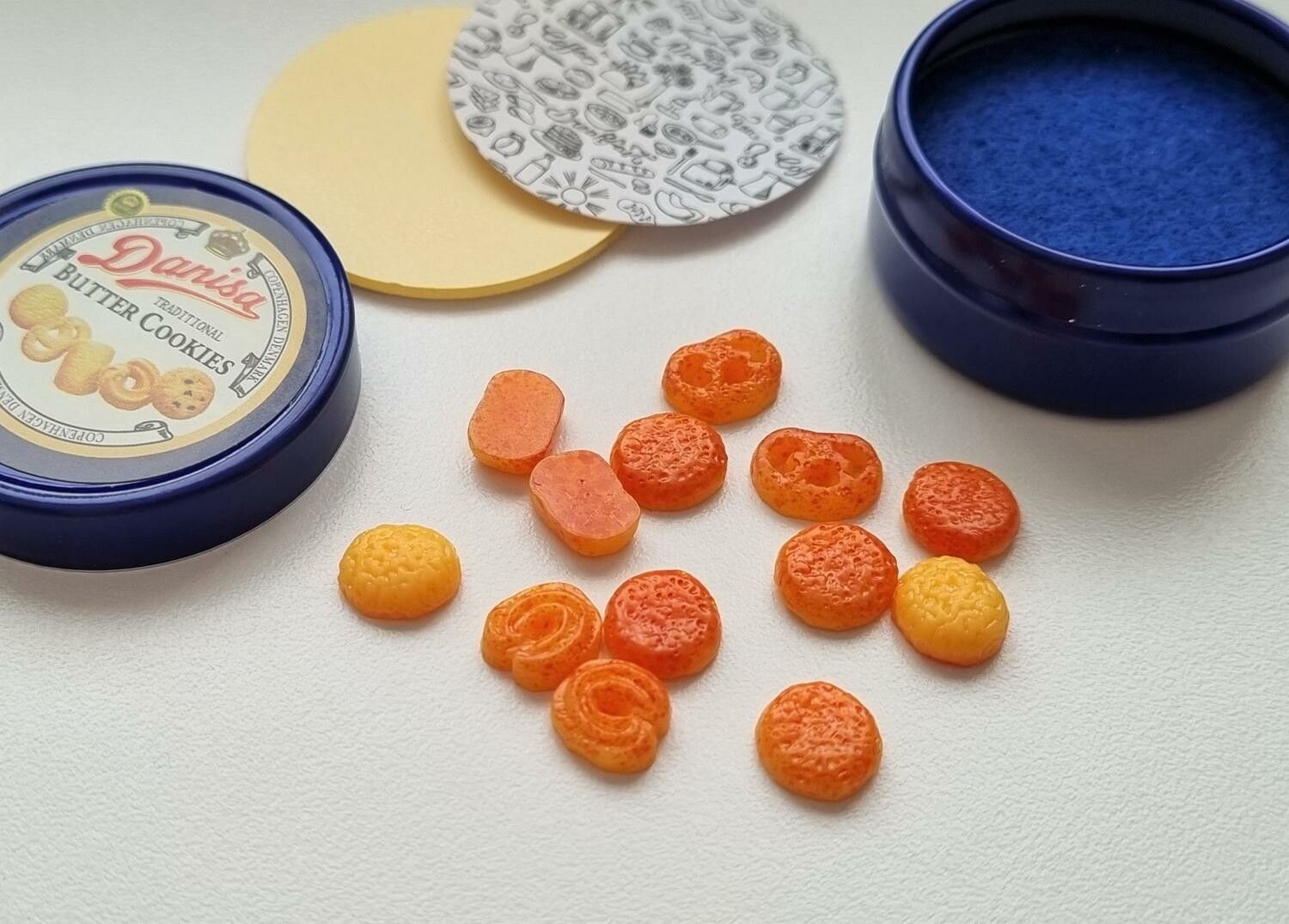 Miniatyrburk, miniburk fylld med små kakor. För dockskåp / tittskåp