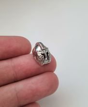 1 st silverfärgad hjälm, miniatyrhjälm för dockhus / tittskåp mm