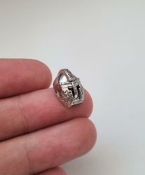 1 st silverfärgad hjälm, miniatyrhjälm för dockhus / tittskåp mm